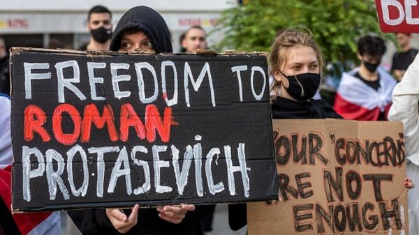 Макрон от лица Евросоюза потребовал немедленного освобождения Протасевича и его подруги