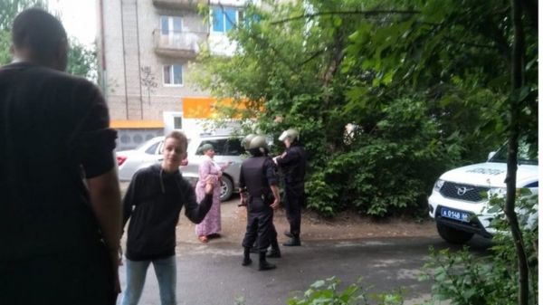 Стрельба в Екатеринбурге: мужчина открыл огонь по прохожим с балкона, ранены двое