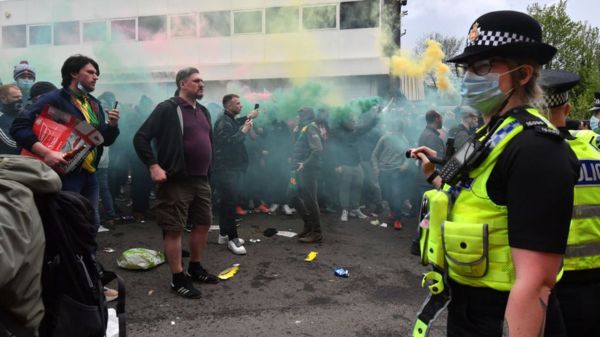 Фанаты "Манчестер Юнайтед" сорвали матч с "Ливерпулем". Они недовольны владельцами своего клуба