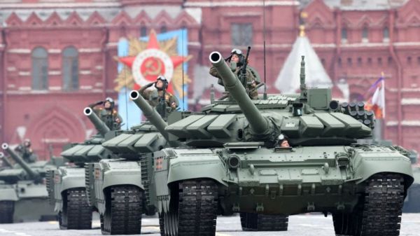 "Сборища недобитых карателей". Путин на параде Победы выступил против "попыток переписать историю"