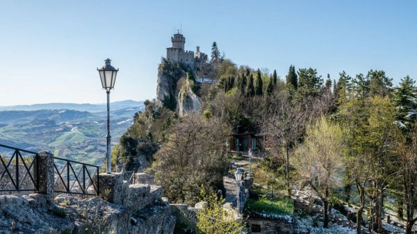 Коронавирус в мире: влияет ли прививка на менструацию; Сан-Марино будет прививать туристов "Спутником"
