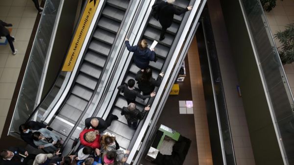 Бык на вертеле, 25 евро, и бесплатная рюмка. Как в Сербии и США поощряют вакцинацию