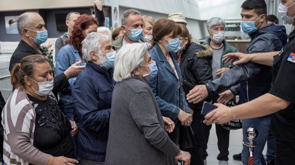 Бык на вертеле, 25 евро, и бесплатная рюмка. Как в Сербии и США поощряют вакцинацию