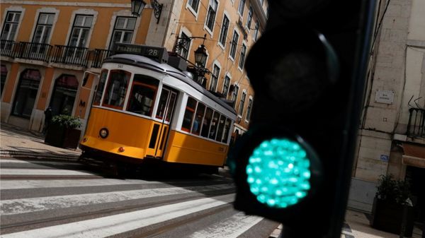 Коронавирус в мире: Китай закрывает Эверест; Португалия ждет туристов