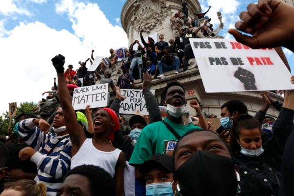 Протесты в Лондоне и Париже переросли в столкновения с полицией. Фото