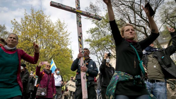 Первомай в мире: марш коронавирусных скептиков и "шествие абсурда"