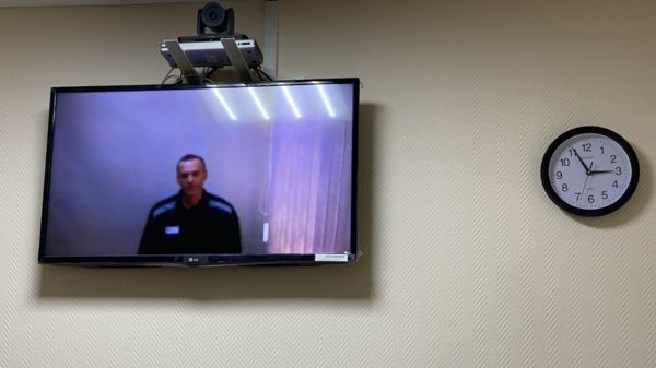 "Я делал подкоп? Вырывал пистолет?" Как Навальный судится с колонией