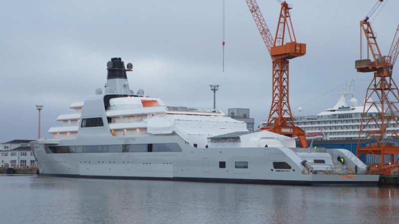 Абрамовичу передали построенную в Германии 145-метровую яхту. Создатели назвали её шедевром