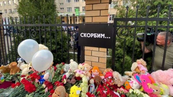 "Родители кричали - верните наших детей!" Как Казань переживает расстрел школьников