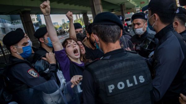 Первомай в мире: марш коронавирусных скептиков и "шествие абсурда"