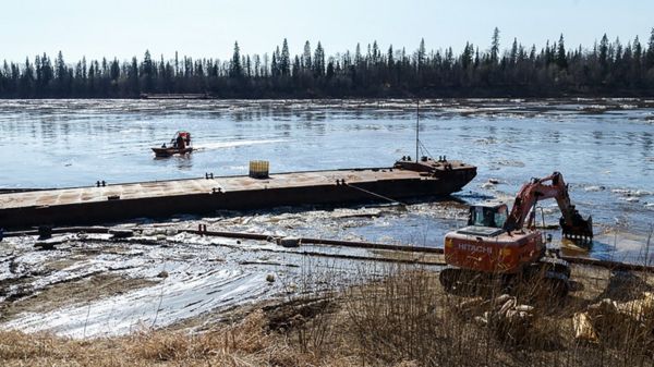 "Узлов учёта нигде нет". Из нефтепровода в Коми вытекло сто тонн топлива