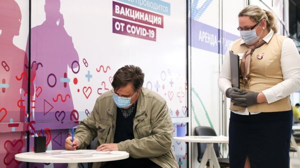 Российские власти обсуждают возможность обязательной вакцинации от Covid-19. Реальна ли она?