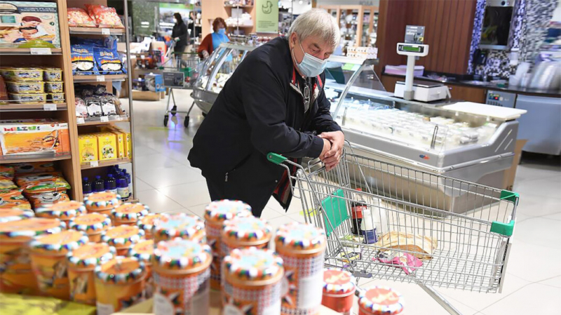 Бизнесмены предложили властям не замораживать цены, а выдавать деньги бедным на продукты