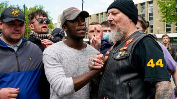 Протесты в Лондоне и Париже переросли в столкновения с полицией. Фото