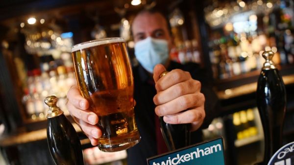 Коронавирус: Кипр открывается для привитых, ЕС отказался от AstraZeneca, в Британии разрешат обниматься