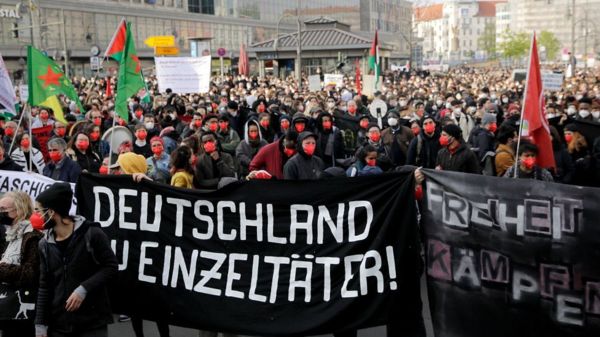 Первомай в мире: марш коронавирусных скептиков и "шествие абсурда"