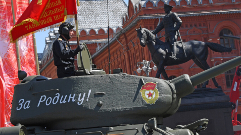 Депутаты предложили запретить публично отождествлять роли СССР и Германии в войне