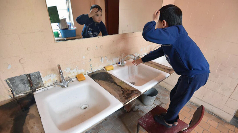 Domestos запустил в России конкурс на самый грязный школьный туалет. Победителю обещают ремонт