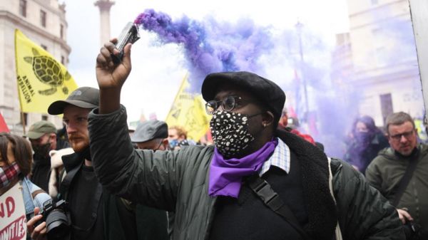 Первомай в мире: марш коронавирусных скептиков и "шествие абсурда"