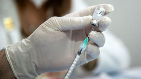 Коронавирус: Кипр открывается для привитых, ЕС отказался от AstraZeneca, в Британии разрешат обниматься