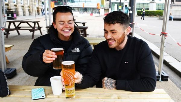 Коронавирус в мире: в Британии смягчают запреты, но "индийский" штамм может внести коррективы