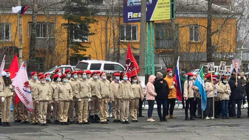 Иркутских школьников отправили на шествие с портретами президента в честь «эпохи Путина»