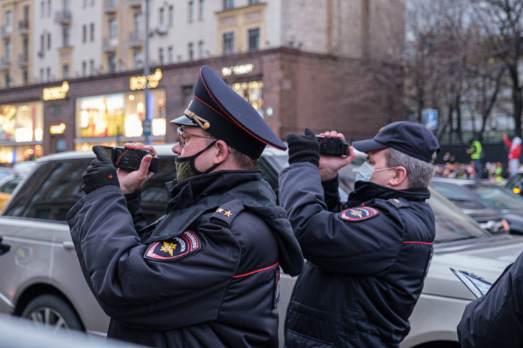 Приходила полиция. Дружинники на митинге 23 января. Протесты в Москве 21 апреля. Журналисты из Москвы Петр Коронаев. Коронаев журналист фото.