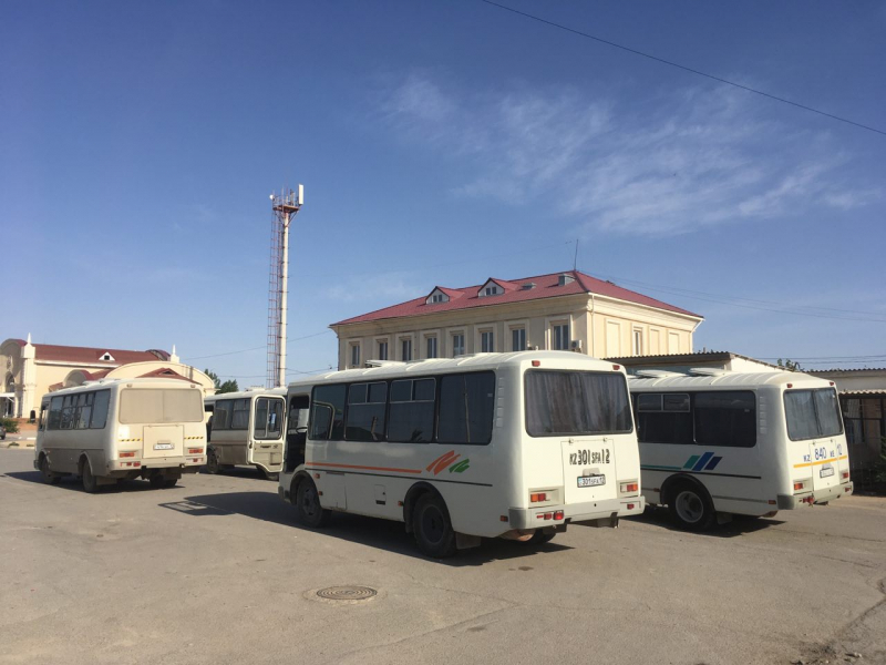 "Как выпрыгнула из вагона – поцеловала землю". 250 этнических казахов из Туркменистана вернулись на родину, что их там ждет?