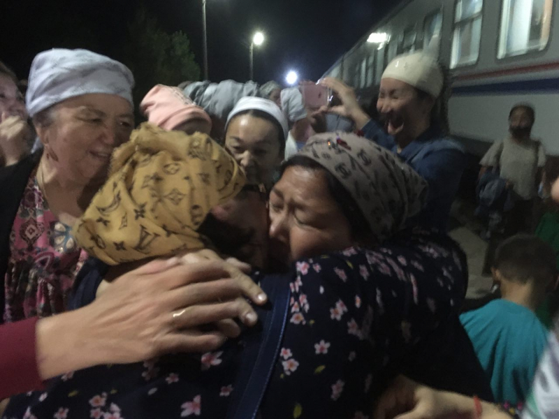 "Как выпрыгнула из вагона – поцеловала землю". 250 этнических казахов из Туркменистана вернулись на родину, что их там ждет?