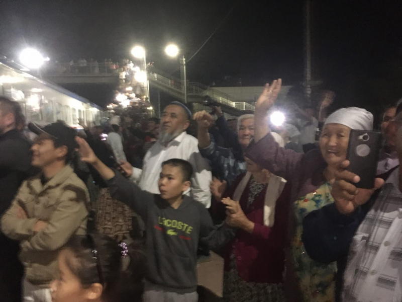 "Как выпрыгнула из вагона – поцеловала землю". 250 этнических казахов из Туркменистана вернулись на родину, что их там ждет?