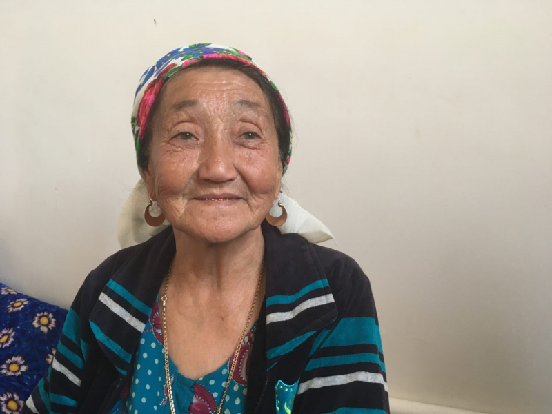 "Как выпрыгнула из вагона – поцеловала землю". 250 этнических казахов из Туркменистана вернулись на родину, что их там ждет?