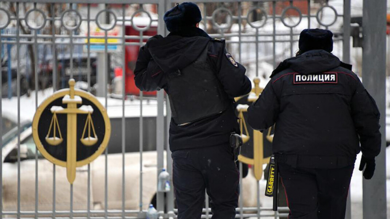 Красноярские полицейские вывезли местных жителей за город, избили и «применили оружие». На них завели дело