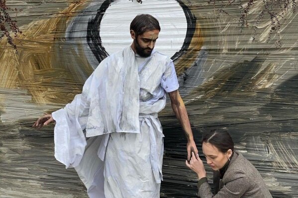 "Круто, что я донесла, что Пасха – не только когда пекут куличи и яйца красят". На художницу в России заявили в полицию за акцию с Христом