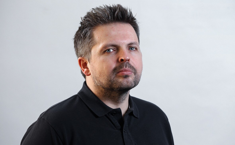 "Люди, которые клянутся в верности Путину, воюют друг против друга". Роман Баданин – о расследовательской журналистике в России