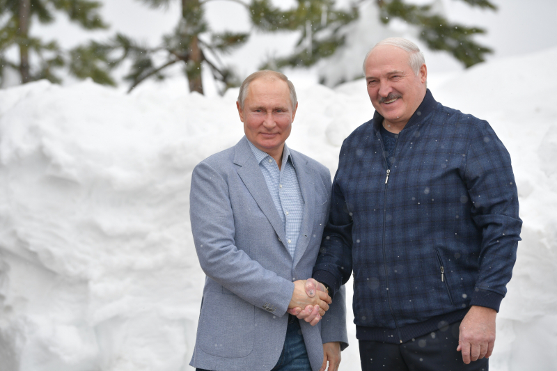 "Лукашенко нужно от 300 до 400 млн долларов ежемесячно". Поможет ли Путин Лукашенко на фоне новых санкций Запада