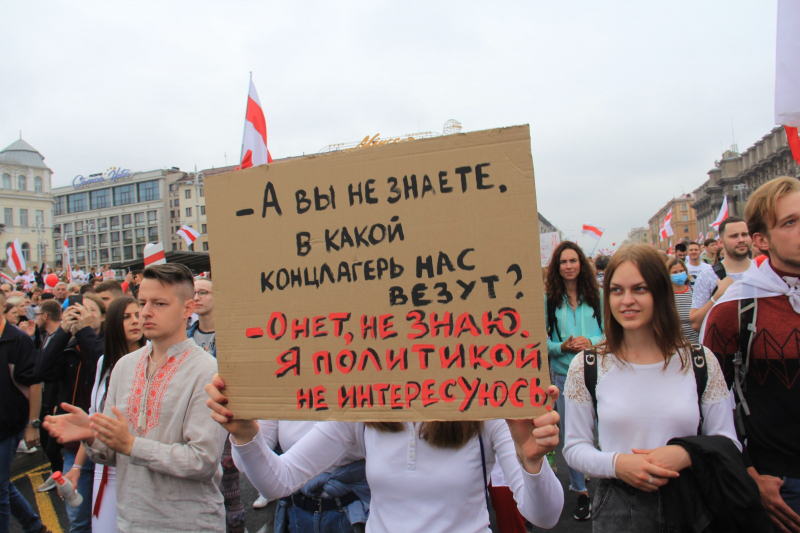 "Мама включила видео протестов, кадры насилия. Дедушка сказал: "Это фотошоп!" Как политика расколола семьи и друзей в Беларуси