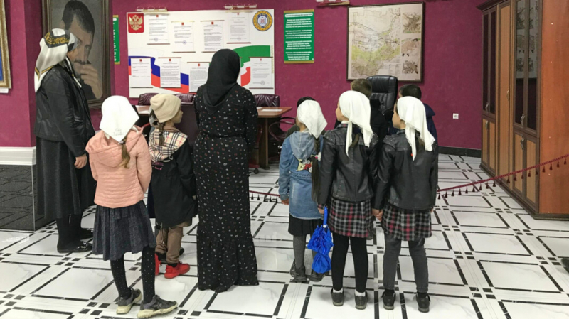 Минкультуры анонсировало экскурсию для школьников, посвящённую офисному креслу Ахмата Кадырова