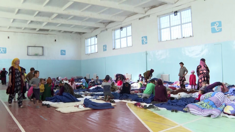 "Мы здесь от безысходности". Пострадавшие из-за конфликта на кыргызско-таджикской границе уезжают из своих сел