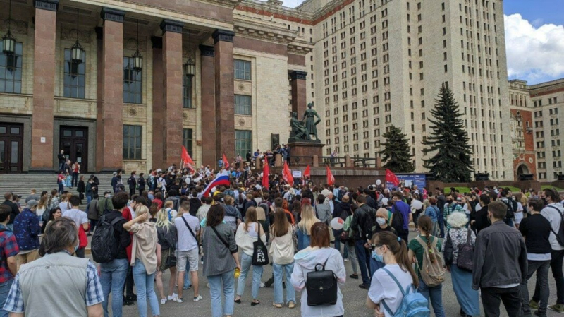 На акции против закона о просветительской деятельности возле МГУ прошли задержания