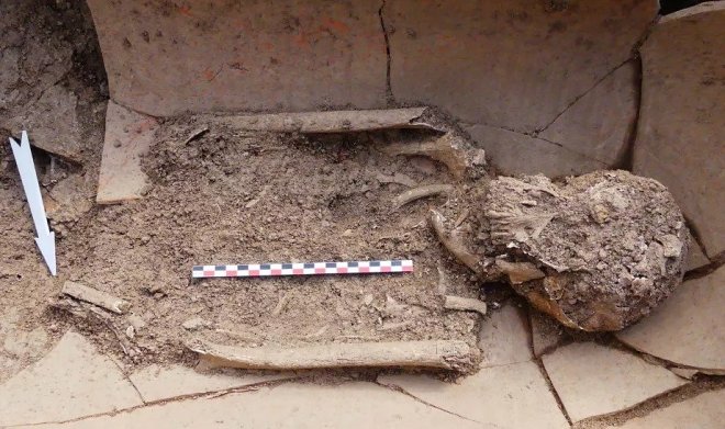 На Корсике найден древний некрополь, где люди погребены в огромных кувшинах