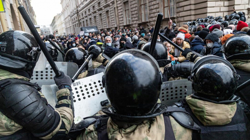 Новосибирского активиста оштрафовали на 18 000 рублей за экстремизм из-за слов «бандиты в погонах»