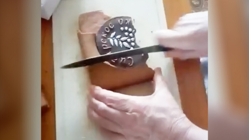 «Нужно губернатору отправить обратно». Ветерану в Тюмени к 9 мая подарили чёрствый пряник