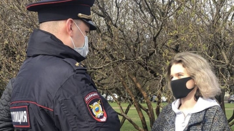 «Очередная попытка запугать». В Петербурге родителей школьницы вызвали в ФСБ из-за встречи с активистами