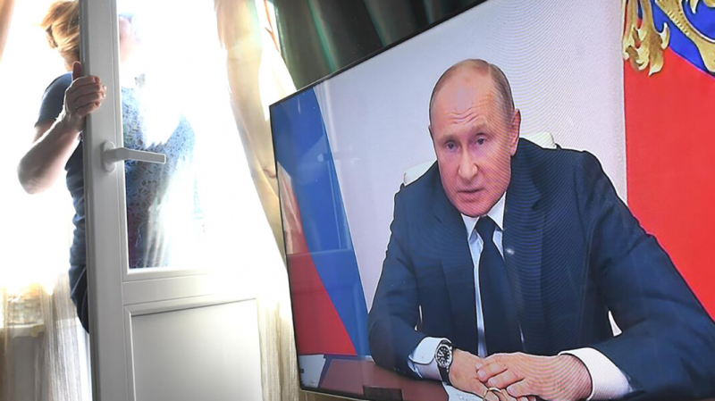 «Он много работает». Кремль объяснил, почему Путина «очень много в телевизоре»