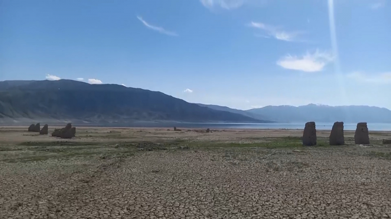 "Печально, когда тебе вдруг говорят бросить свое село и переехать". Как в Кыргызстане переселяли людей из-за Токтогульского водохранилища