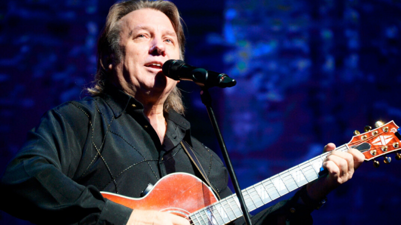 Певец Юрий Лоза потребовал от Первого канала 5 млн рублей за несогласованный с ним кавер песни «Плот»