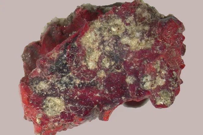 При испытании первой атомной бомбы образовался странный кристалл