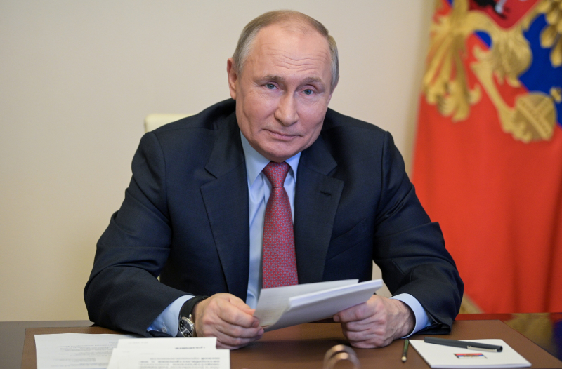 Путин заявил, что всем, кто хочет "откусить что-то" от России, "выбьют зубы"