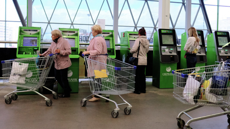 Россияне из-за падения доходов и роста цен перешли в режим «проедания сбережений»