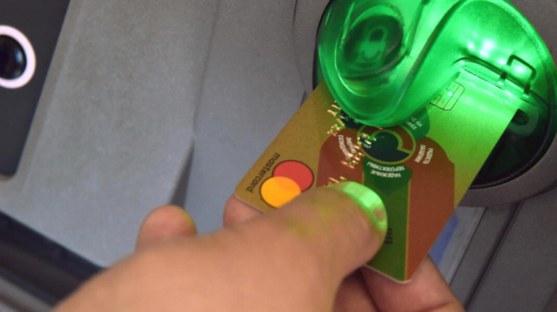 Российские банки разрешат снимать деньги с чужой карты с помощью QR-кода